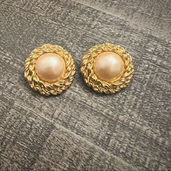 Vintage Joan Rivers Faux Pearl Clip On Earrings - Picture 2 of 5